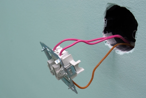 Двухклавишный выключатель с двумя проводами