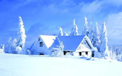 Снежная шапка на крыше дома - идеальный утеплитель