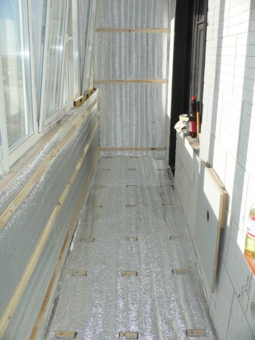 Укладка пароизоляции при утеплении балкона изнутри
