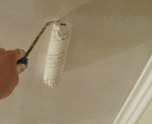 Возможно ли покрасить потолок без разводов своими руками?