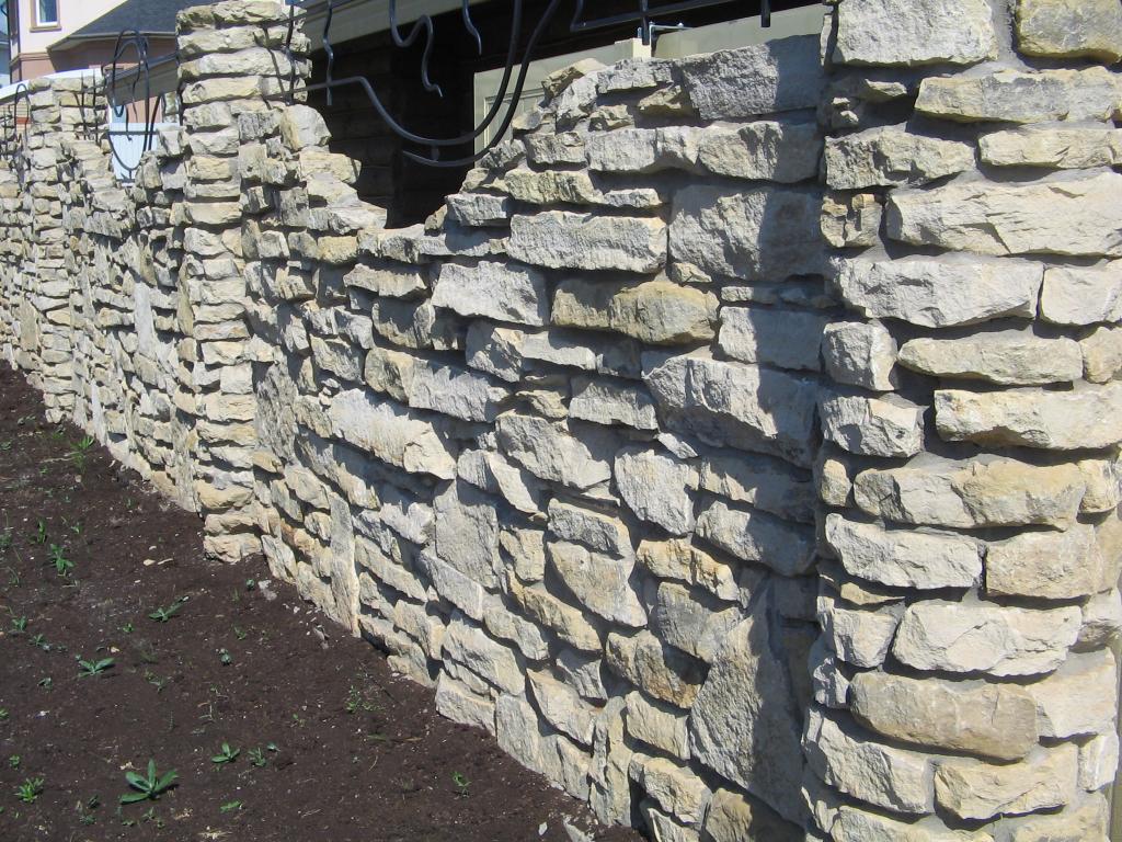 Каменный забор из доломита